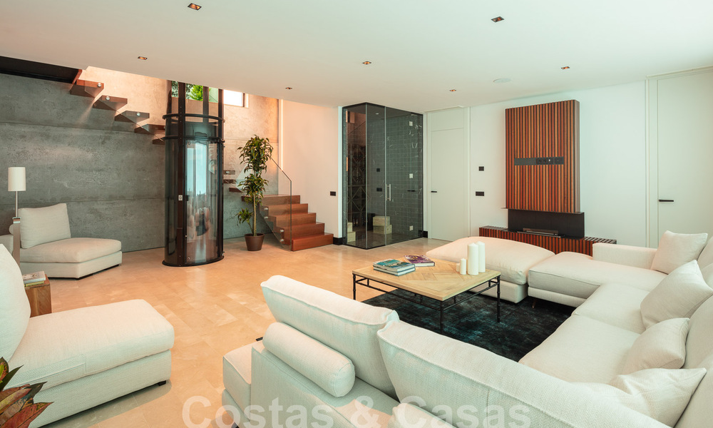 Toplokatie, moderne luxe villa te koop in een gerenommeerde urbanisatie aan het strand op de Golden Mile in Marbella. Instapklaar. 57242