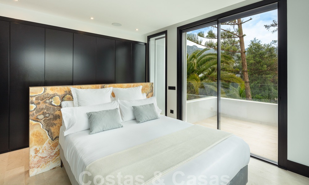Toplokatie, moderne luxe villa te koop in een gerenommeerde urbanisatie aan het strand op de Golden Mile in Marbella. Instapklaar. 57243