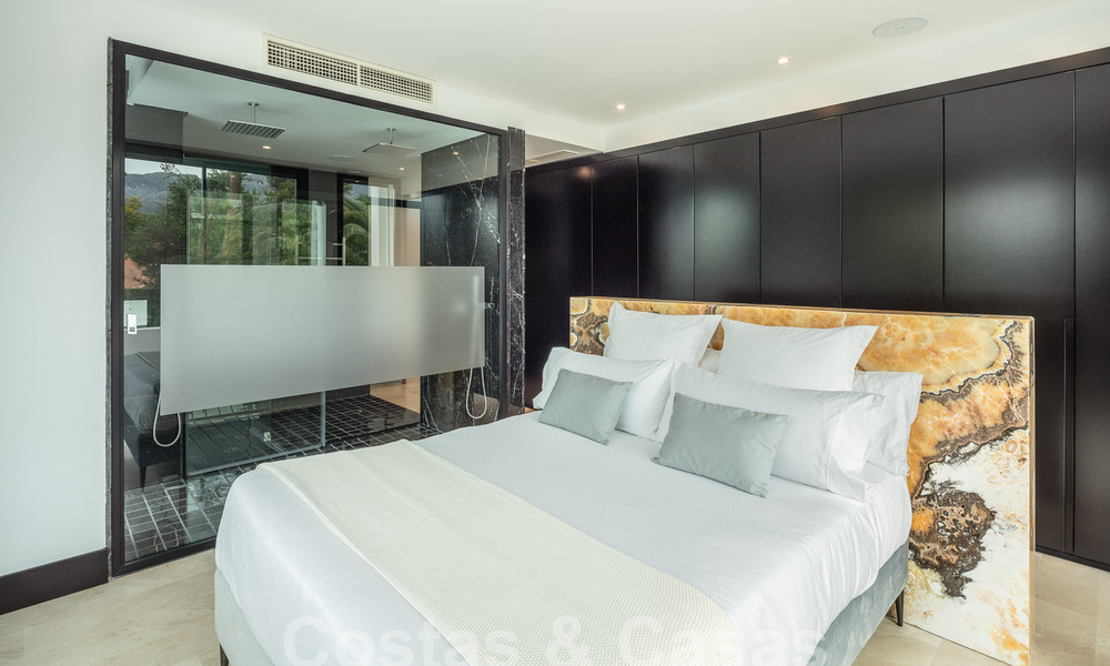 Toplokatie, moderne luxe villa te koop in een gerenommeerde urbanisatie aan het strand op de Golden Mile in Marbella. Instapklaar. 57244