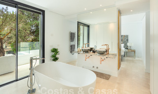Toplokatie, moderne luxe villa te koop in een gerenommeerde urbanisatie aan het strand op de Golden Mile in Marbella. Instapklaar. 57245 