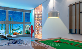Hedendaagse luxe villa te koop in een zeer begeerde urbanisatie aan het strand van de Golden Mile in Marbella 30770 