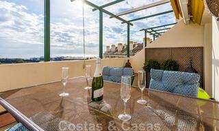 Gerenoveerd penthouse appartement te koop met zeezicht en op wandelafstand van alle voorzieningen en Puerto Banus in Nueva Andalucia, Marbella 31173 