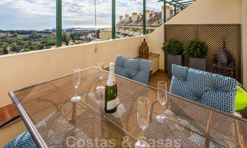 Gerenoveerd penthouse appartement te koop met zeezicht en op wandelafstand van alle voorzieningen en Puerto Banus in Nueva Andalucia, Marbella 31174