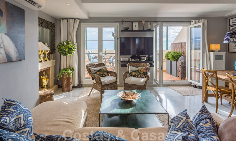Gerenoveerd penthouse appartement te koop met zeezicht en op wandelafstand van alle voorzieningen en Puerto Banus in Nueva Andalucia, Marbella 31181