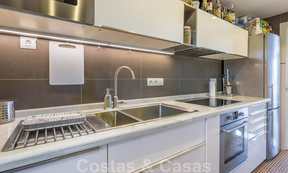 Gerenoveerd penthouse appartement te koop met zeezicht en op wandelafstand van alle voorzieningen en Puerto Banus in Nueva Andalucia, Marbella 31186