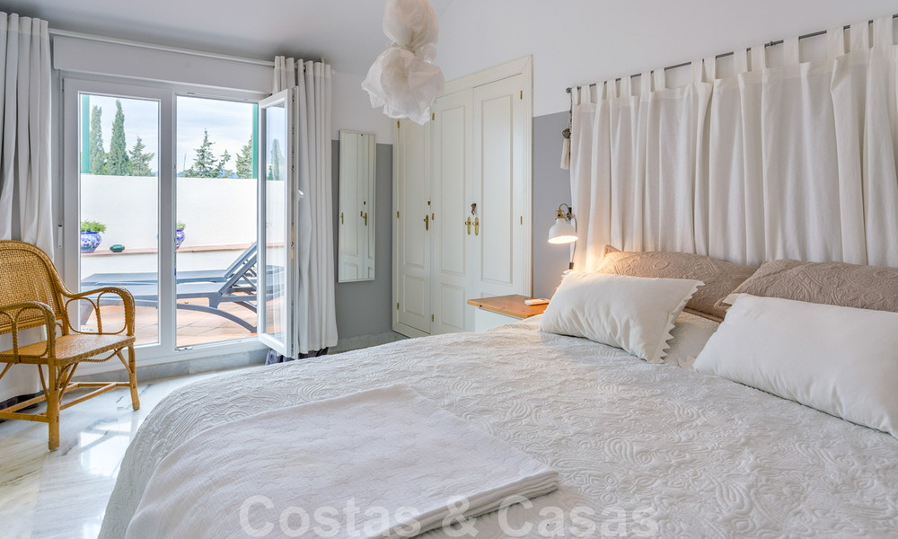 Gerenoveerd penthouse appartement te koop met zeezicht en op wandelafstand van alle voorzieningen en Puerto Banus in Nueva Andalucia, Marbella 31194