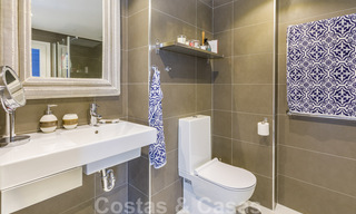 Gerenoveerd penthouse appartement te koop met zeezicht en op wandelafstand van alle voorzieningen en Puerto Banus in Nueva Andalucia, Marbella 31196 
