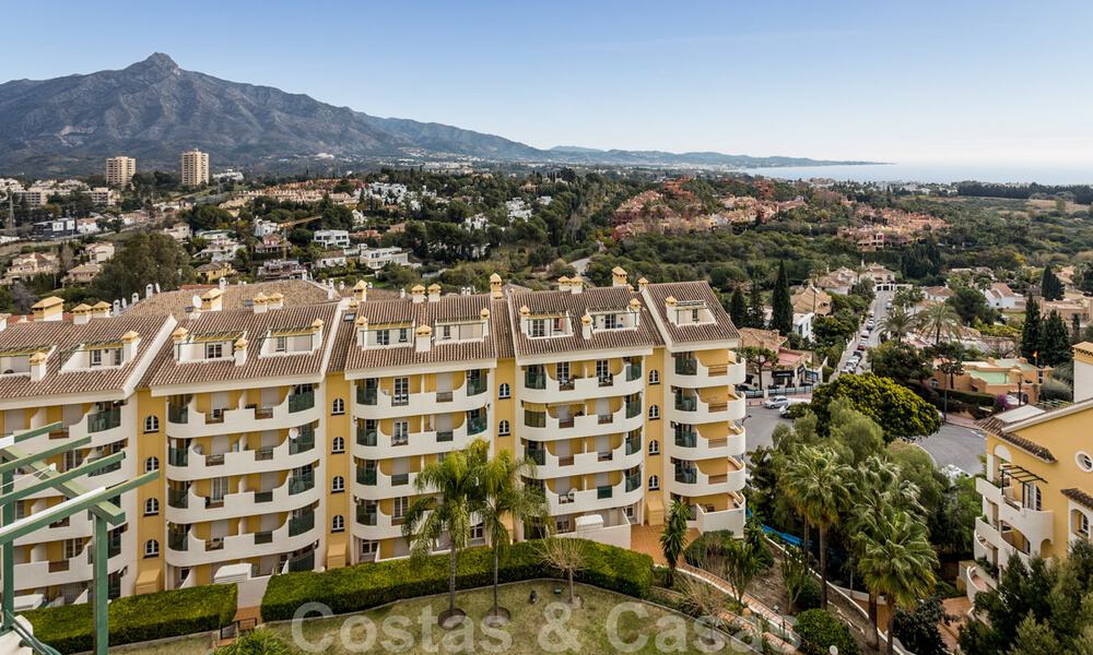 Gerenoveerd penthouse appartement te koop met zeezicht en op wandelafstand van alle voorzieningen en Puerto Banus in Nueva Andalucia, Marbella 31202