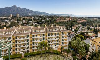 Gerenoveerd penthouse appartement te koop met zeezicht en op wandelafstand van alle voorzieningen en Puerto Banus in Nueva Andalucia, Marbella 31202 