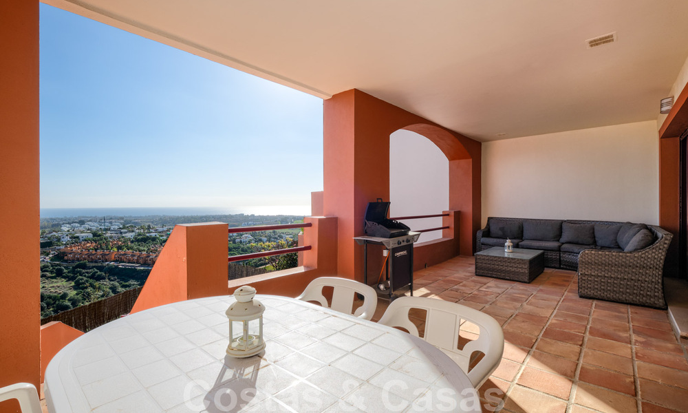 Instapklare ruime familiewoning te koop met panoramisch uitzicht op de vallei, bergen en de zee in Benahavis - Marbella 30777