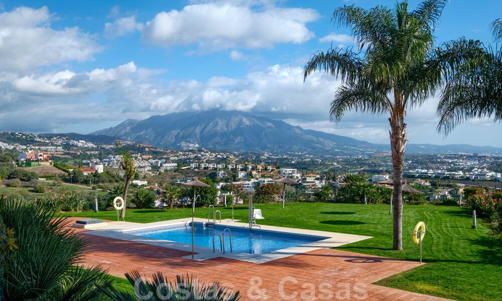 Instapklare ruime familiewoning te koop met panoramisch uitzicht op de vallei, bergen en de zee in Benahavis - Marbella 30779