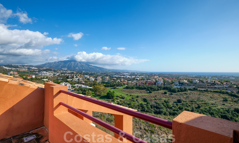 Instapklare ruime familiewoning te koop met panoramisch uitzicht op de vallei, bergen en de zee in Benahavis - Marbella 30785