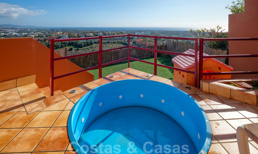 Instapklare ruime familiewoning te koop met panoramisch uitzicht op de vallei, bergen en de zee in Benahavis - Marbella 30790