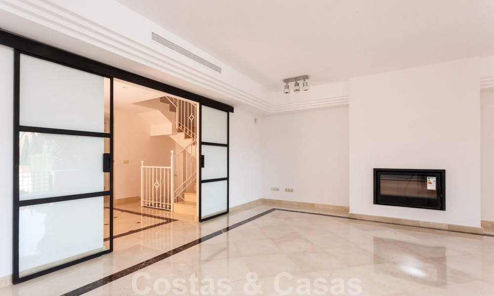 Halfvrijstaand huis te koop in een gated community op de Golden Mile te Marbella 30843