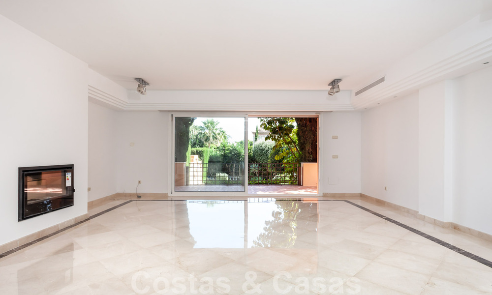 Halfvrijstaand huis te koop in een gated community op de Golden Mile te Marbella 30858