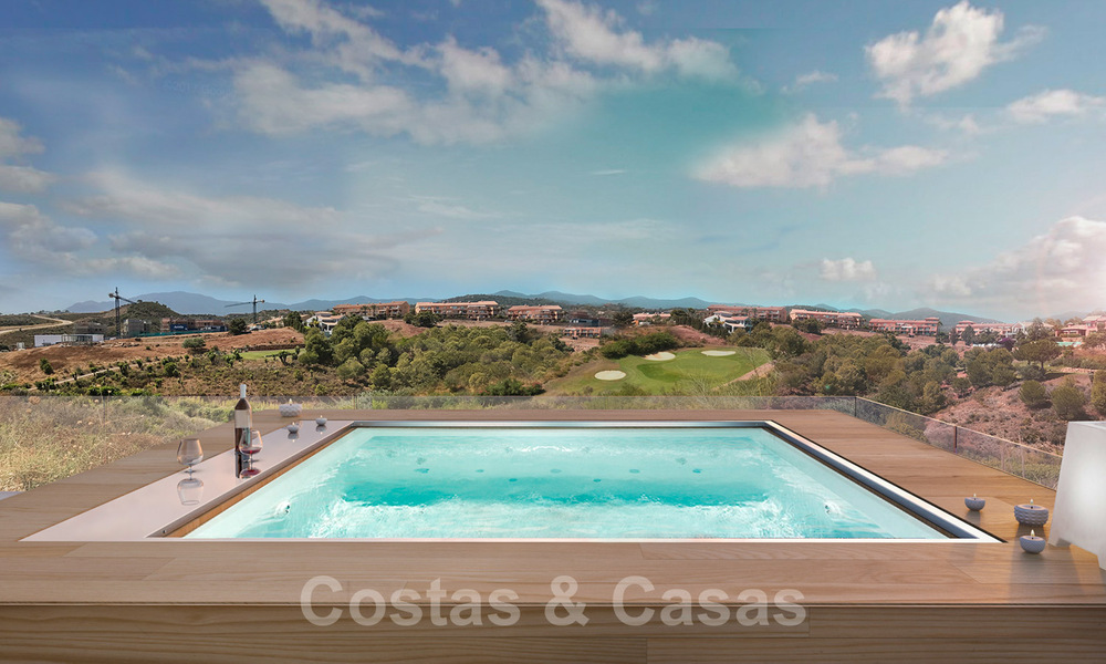 Moderne nieuwbouw villa te koop, direct aan de golfbaan met panoramisch golf-, berg- en zeezicht in Estepona 30869