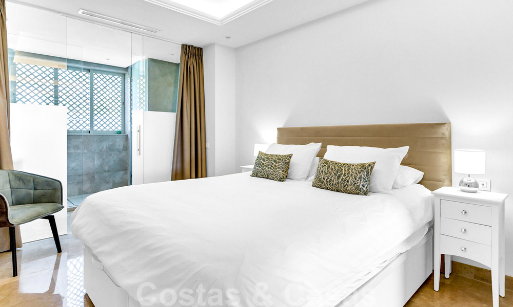 Tijdloos luxe appartement te koop met zeezicht op de Golden Mile, tussen Puerto Banus en Marbella 30877