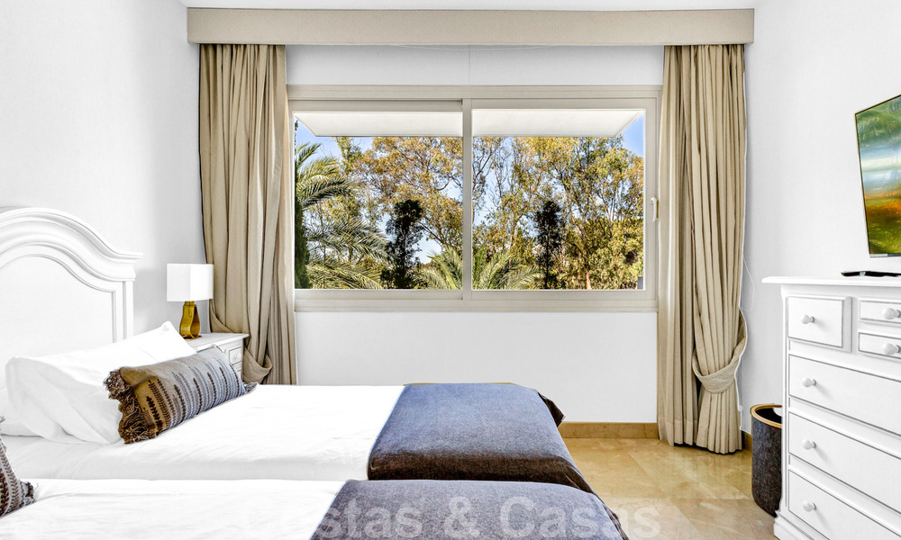 Tijdloos luxe appartement te koop met zeezicht op de Golden Mile, tussen Puerto Banus en Marbella 30895