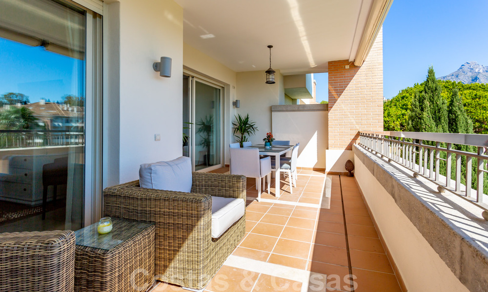 Tijdloos luxe appartement te koop met zeezicht op de Golden Mile, tussen Puerto Banus en Marbella 30903