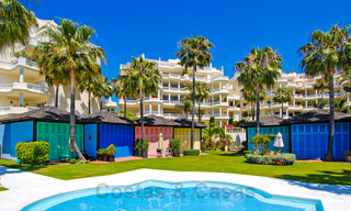 Exclusief appartement te koop met zeezicht in een eerstelijnsstrand complex aan de New Golden Mile, Marbella - Estepona 30956 
