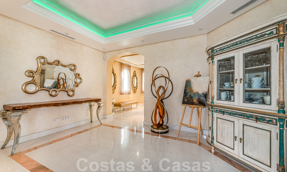 Exclusief appartement te koop met zeezicht in een eerstelijnsstrand complex aan de New Golden Mile, Marbella - Estepona 30968