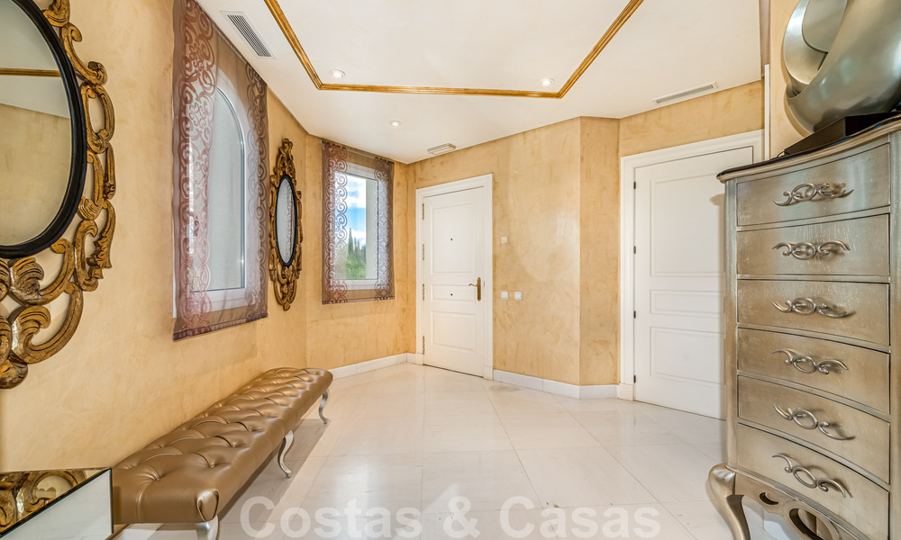 Exclusief appartement te koop met zeezicht in een eerstelijnsstrand complex aan de New Golden Mile, Marbella - Estepona 30969