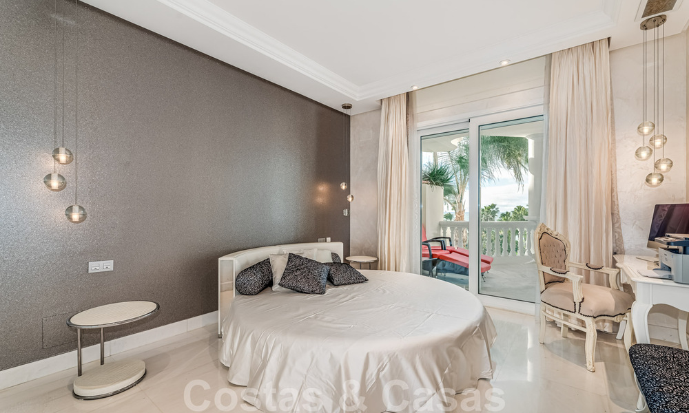 Exclusief appartement te koop met zeezicht in een eerstelijnsstrand complex aan de New Golden Mile, Marbella - Estepona 30972