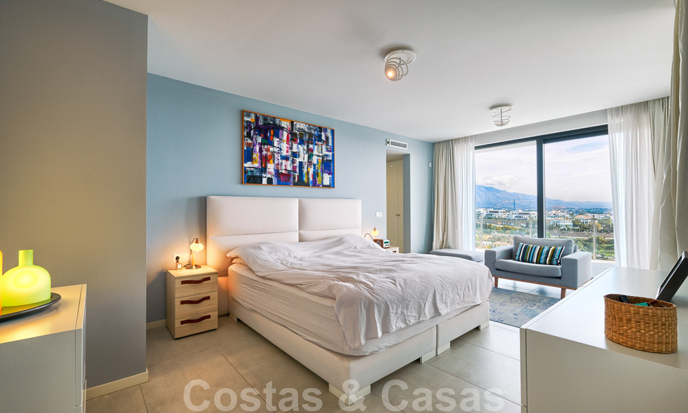 Moderne villa te koop, eerstelijns golf met panoramisch berg-, golf- en zeezicht in Benahavis - Marbella 30982
