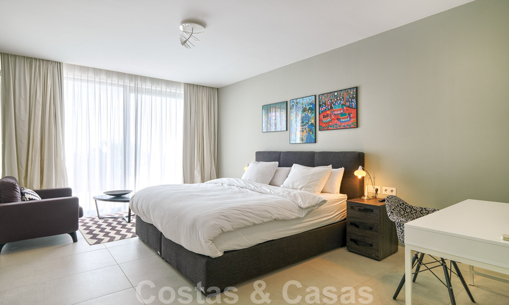 Moderne villa te koop, eerstelijns golf met panoramisch berg-, golf- en zeezicht in Benahavis - Marbella 30987