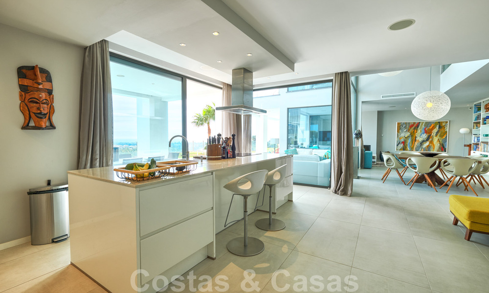Moderne villa te koop, eerstelijns golf met panoramisch berg-, golf- en zeezicht in Benahavis - Marbella 30995