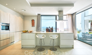 Moderne villa te koop, eerstelijns golf met panoramisch berg-, golf- en zeezicht in Benahavis - Marbella 30997 