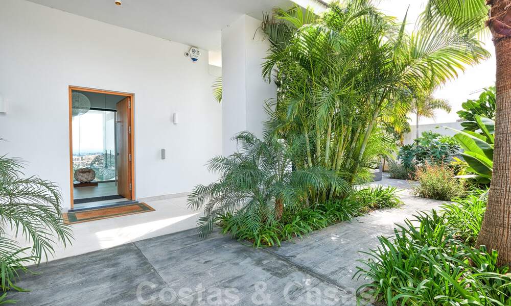 Moderne villa te koop, eerstelijns golf met panoramisch berg-, golf- en zeezicht in Benahavis - Marbella 31000
