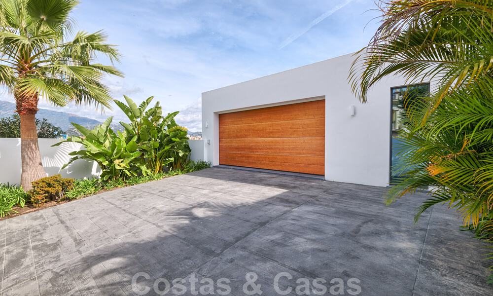 Moderne villa te koop, eerstelijns golf met panoramisch berg-, golf- en zeezicht in Benahavis - Marbella 31001