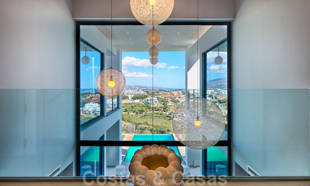 Moderne villa te koop, eerstelijns golf met panoramisch berg-, golf- en zeezicht in Benahavis - Marbella 31003