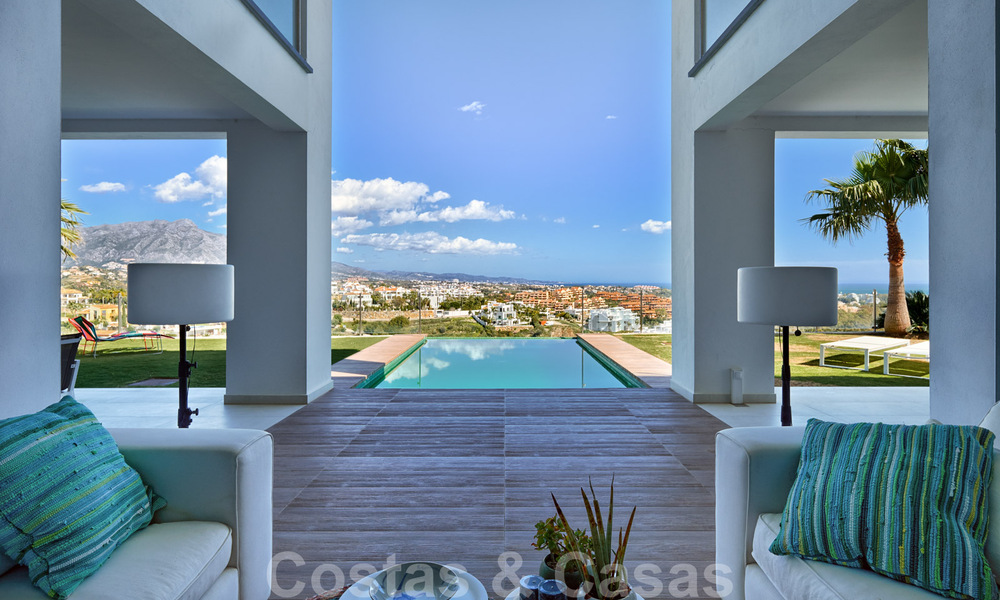 Moderne villa te koop, eerstelijns golf met panoramisch berg-, golf- en zeezicht in Benahavis - Marbella 31005