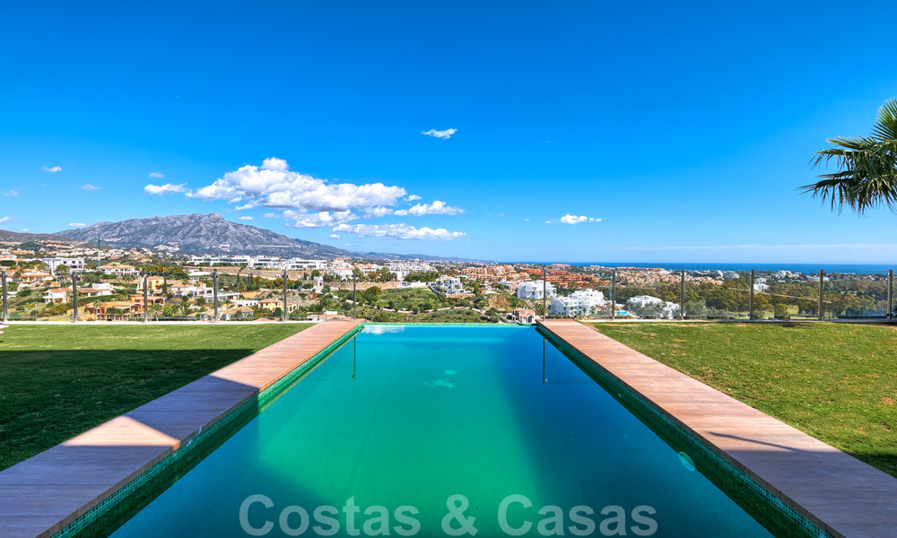 Moderne villa te koop, eerstelijns golf met panoramisch berg-, golf- en zeezicht in Benahavis - Marbella 31006