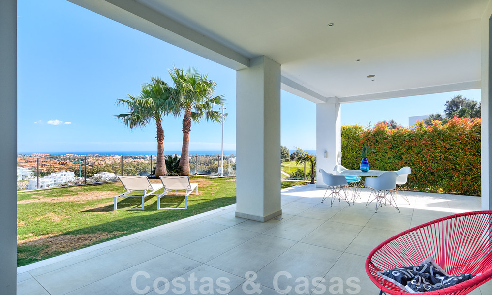 Moderne villa te koop, eerstelijns golf met panoramisch berg-, golf- en zeezicht in Benahavis - Marbella 31008