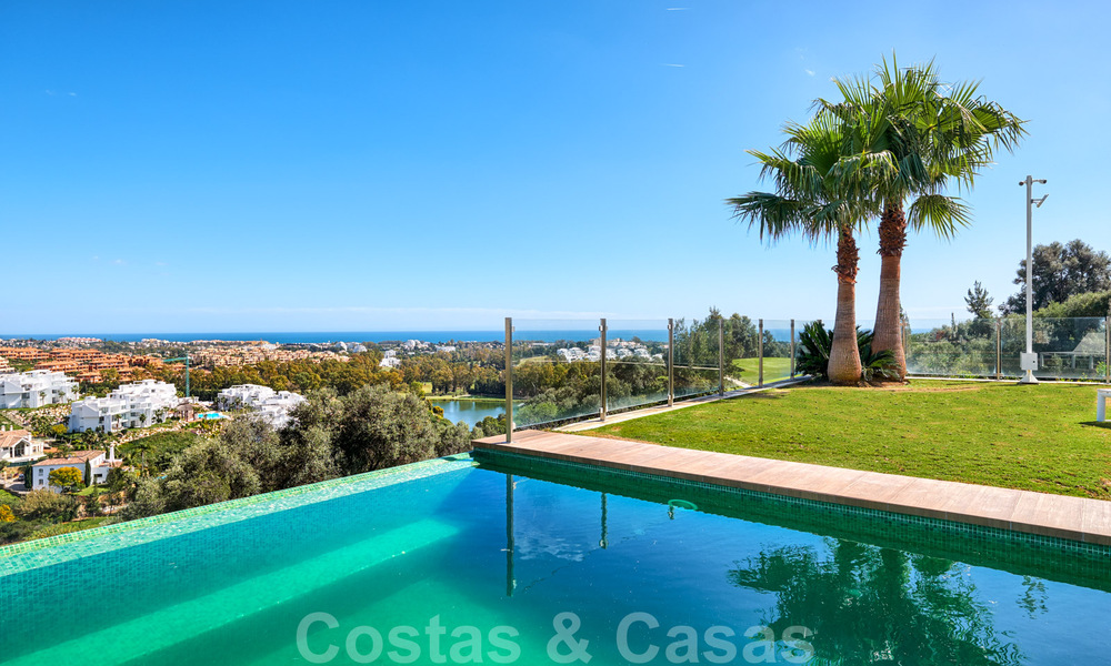 Moderne villa te koop, eerstelijns golf met panoramisch berg-, golf- en zeezicht in Benahavis - Marbella 31010