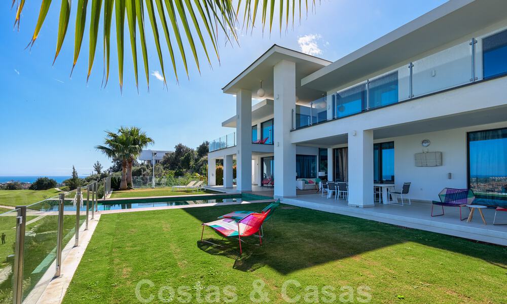 Moderne villa te koop, eerstelijns golf met panoramisch berg-, golf- en zeezicht in Benahavis - Marbella 31012