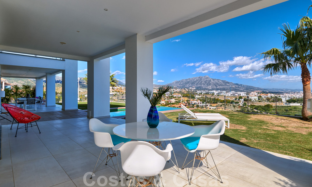 Moderne villa te koop, eerstelijns golf met panoramisch berg-, golf- en zeezicht in Benahavis - Marbella 31013
