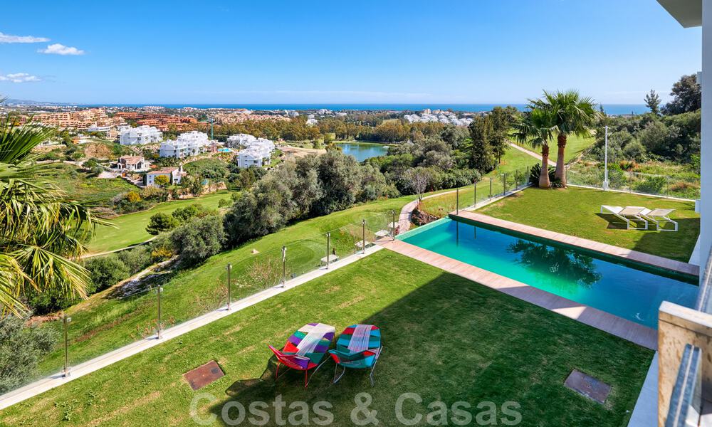 Moderne villa te koop, eerstelijns golf met panoramisch berg-, golf- en zeezicht in Benahavis - Marbella 31016