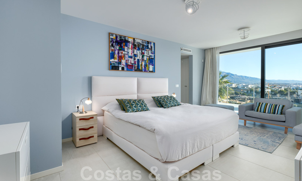 Moderne villa te koop, eerstelijns golf met panoramisch berg-, golf- en zeezicht in Benahavis - Marbella 32035