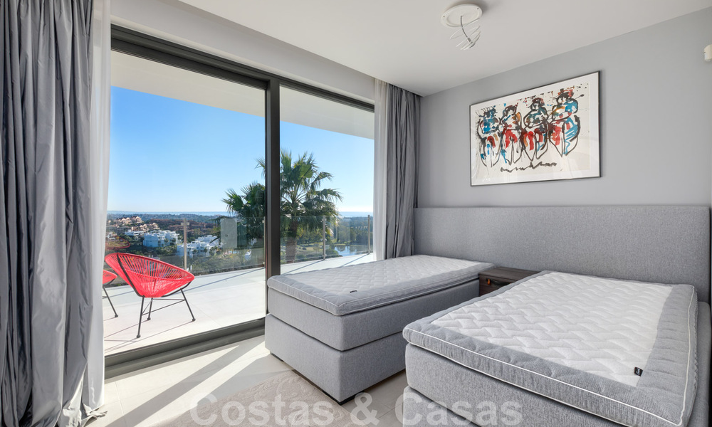 Moderne villa te koop, eerstelijns golf met panoramisch berg-, golf- en zeezicht in Benahavis - Marbella 32038