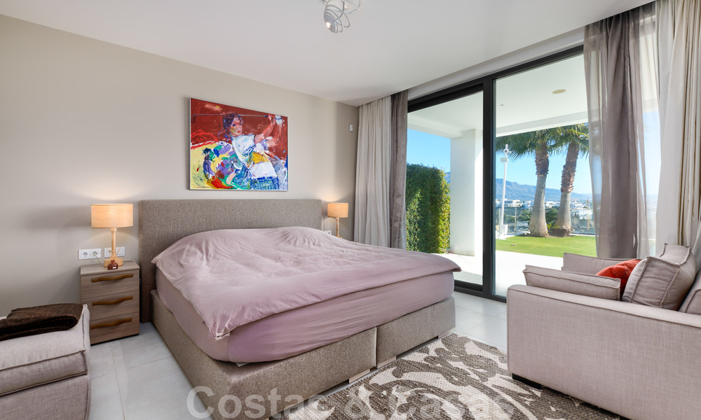 Moderne villa te koop, eerstelijns golf met panoramisch berg-, golf- en zeezicht in Benahavis - Marbella 32039