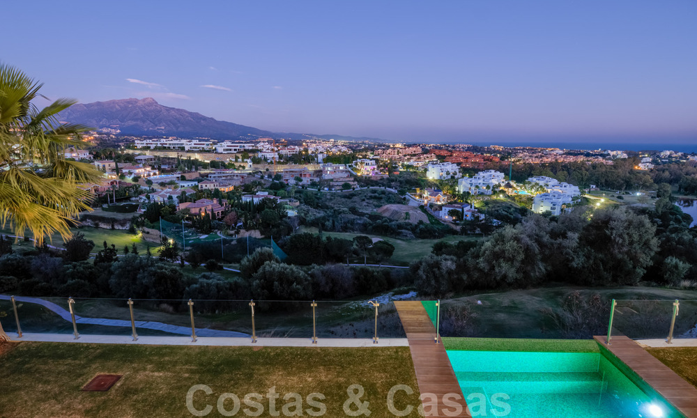 Moderne villa te koop, eerstelijns golf met panoramisch berg-, golf- en zeezicht in Benahavis - Marbella 32041