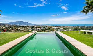 Moderne villa te koop, eerstelijns golf met panoramisch berg-, golf- en zeezicht in Benahavis - Marbella 42252 
