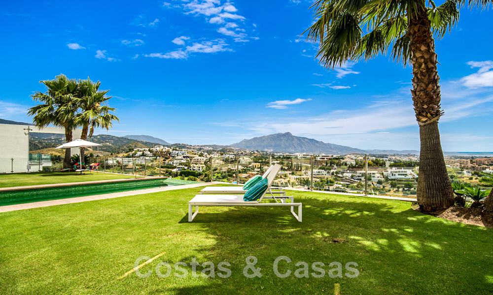 Moderne villa te koop, eerstelijns golf met panoramisch berg-, golf- en zeezicht in Benahavis - Marbella 42253