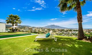 Moderne villa te koop, eerstelijns golf met panoramisch berg-, golf- en zeezicht in Benahavis - Marbella 42253 