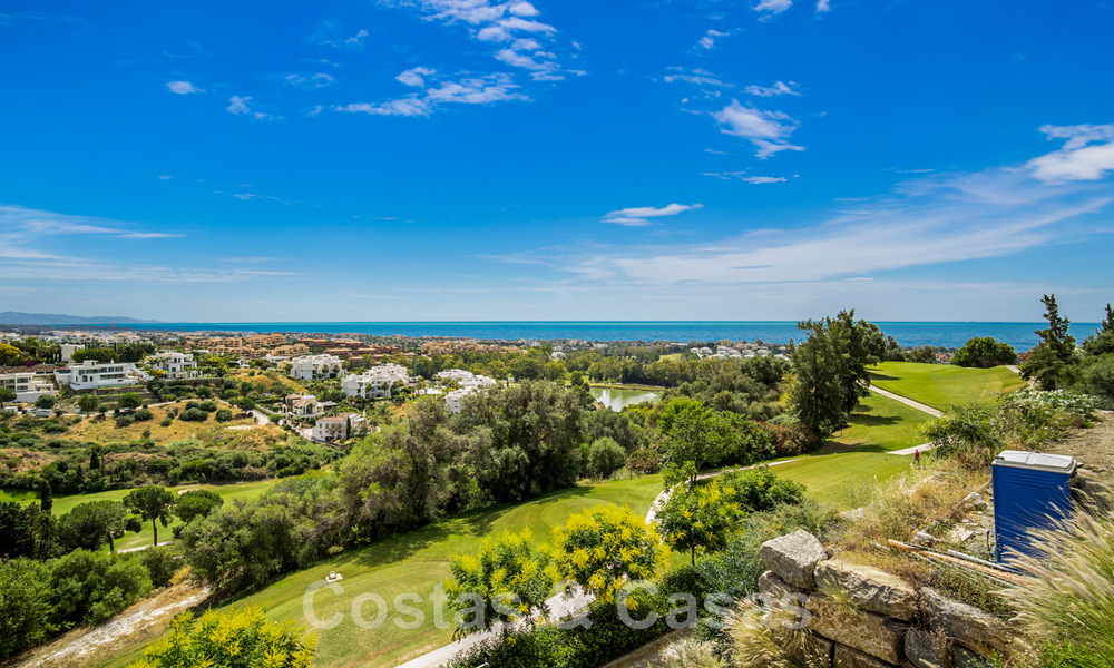Moderne villa te koop, eerstelijns golf met panoramisch berg-, golf- en zeezicht in Benahavis - Marbella 42254