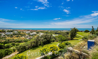 Moderne villa te koop, eerstelijns golf met panoramisch berg-, golf- en zeezicht in Benahavis - Marbella 42254 